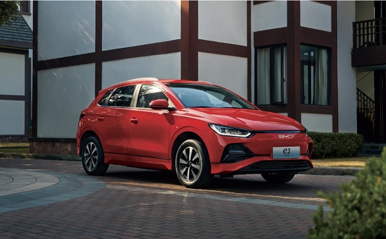 BYD e2 компактный чисто электрический седан имеет дальность 405 километров