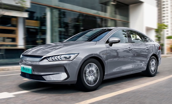 Самый продаваемый чисто электрический семейный седан BYD, Qin plus EV, имеет дальность 500 км.