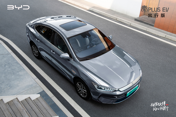 Самый продаваемый чисто электрический семейный седан BYD, Qin plus EV, имеет дальность 500 км.