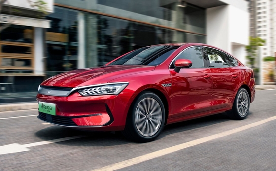 Самый продаваемый чисто электрический семейный седан BYD, Qin plus EV, имеет дальность 500 км.