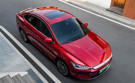 Самый продаваемый чисто электрический семейный седан BYD, Qin plus EV, имеет дальность 500 км.