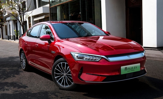Самый продаваемый чисто электрический семейный седан BYD, Qin plus EV, имеет дальность 500 км.