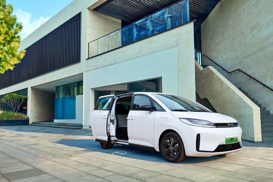 BYD Pure Electric Taxi D1 имеет дальность 418 км и электрические раздвижные двери