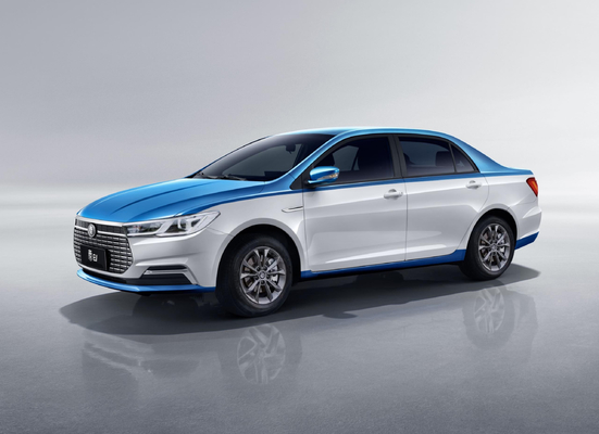 Чисто электрическое такси BYD Qin EV имеет дальность 450 км и двойной цвет корпуса