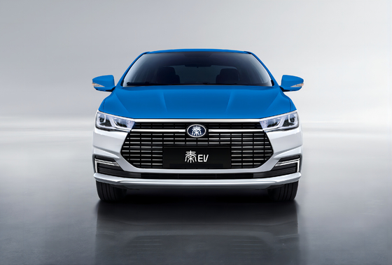Чисто электрическое такси BYD Qin EV имеет дальность 450 км и двойной цвет корпуса