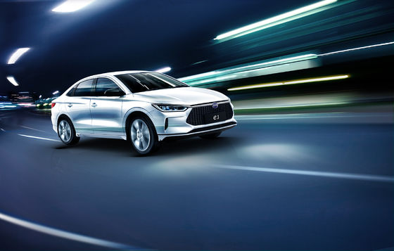 Такси BYD E3 на чистом электричестве имеет запас хода 401 км. Плавная транспортировка