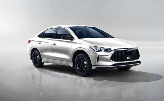 Такси BYD E3 на чистом электричестве имеет запас хода 401 км. Плавная транспортировка